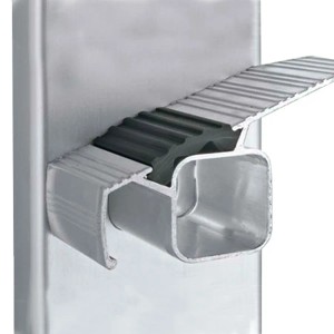 Detailaufnahme: Zarges Stehleiter Saferstep Stufe mit Anti-Rutsch-Belag und Holm.