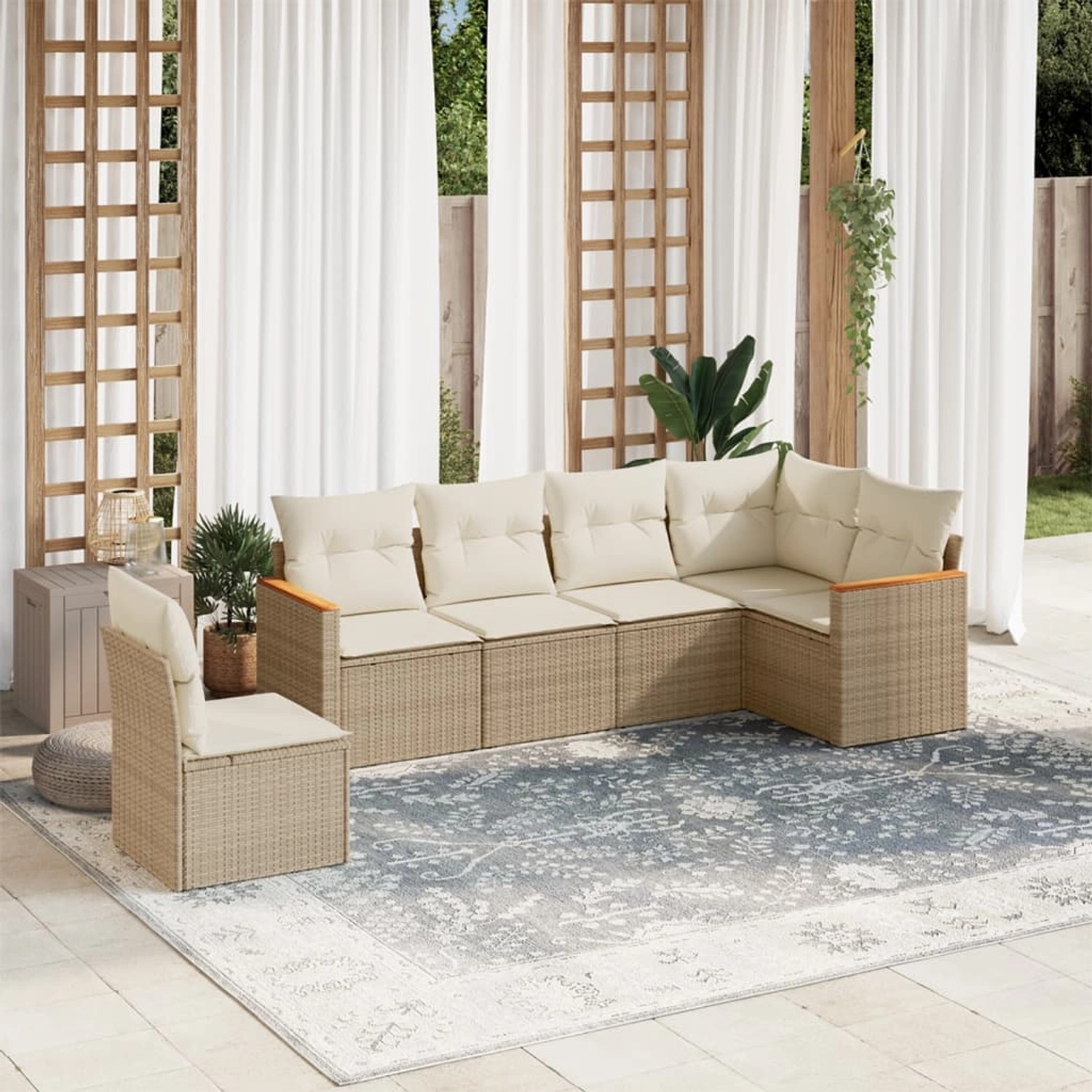 Beige 6-tlg. vidaXL Garten-Sofagarnitur aus Poly Rattan mit cremeweißen Kissen.
