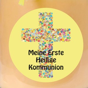Gelbe HS Candle Duftkerze Kommunion Vanille mit Kreuz-Motiv im Glas.