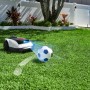 Ecovacs Mähroboter Goat O1200 auf Rasen mit Fußball, weiß-schwarz. Intelligente Rasenpflege.