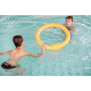 Gelber Comfy Steckverbinder für Schwimmnudeln im Einsatz im Schwimmbad.