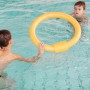 Gelber Comfy Steckverbinder für Schwimmnudeln im Einsatz im Schwimmbad.