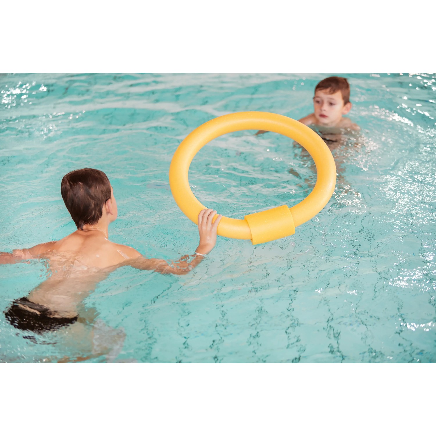 Gelber Comfy Steckverbinder für Schwimmnudeln im Einsatz im Schwimmbad.