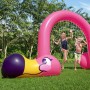 Aufblasbarer Bestway Jumbo Flamingo Wassersprinkler mit spielenden Kindern im Garten.