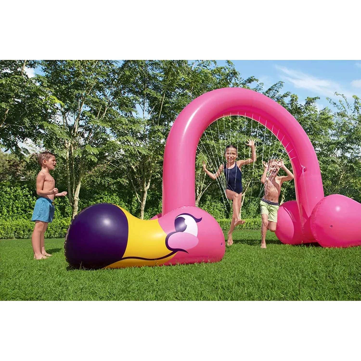 Aufblasbarer Bestway Jumbo Flamingo Wassersprinkler mit spielenden Kindern im Garten.