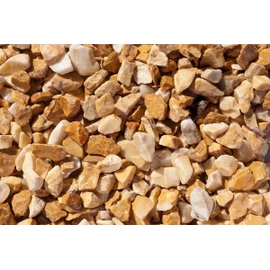 Nahaufnahme von Siena-Gelb Marmorsplitt (22-32 mm) als Zierkies für Garten und Landschaft.