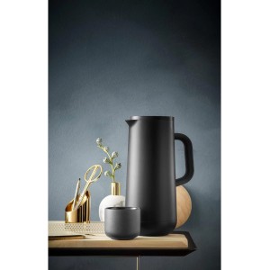 WMF Impulse Isolierkanne 1,0l in mattem Schwarz mit passender Tasse auf Holzplatte. Perfekt für Kaffee & Tee.