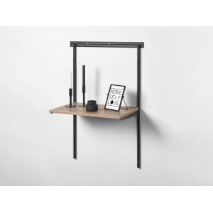 MDF-Fachboden Eiche Hell (60x40x1,8cm) an schwarzer Regalhalterung mit Deko.