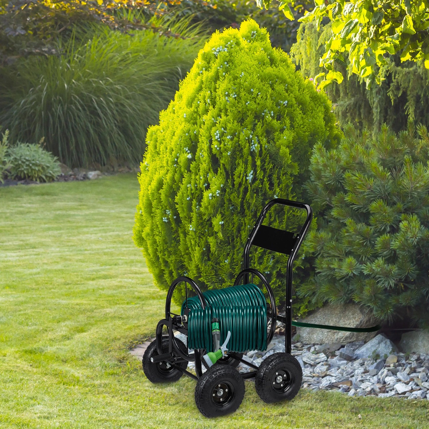 Schwarzer Relaxdays Schlauchwagen aus Stahl mit grüner Schlauchtrommel auf Rasen im Garten. Mobil, kurbelbetrieben, 4 Räder.
