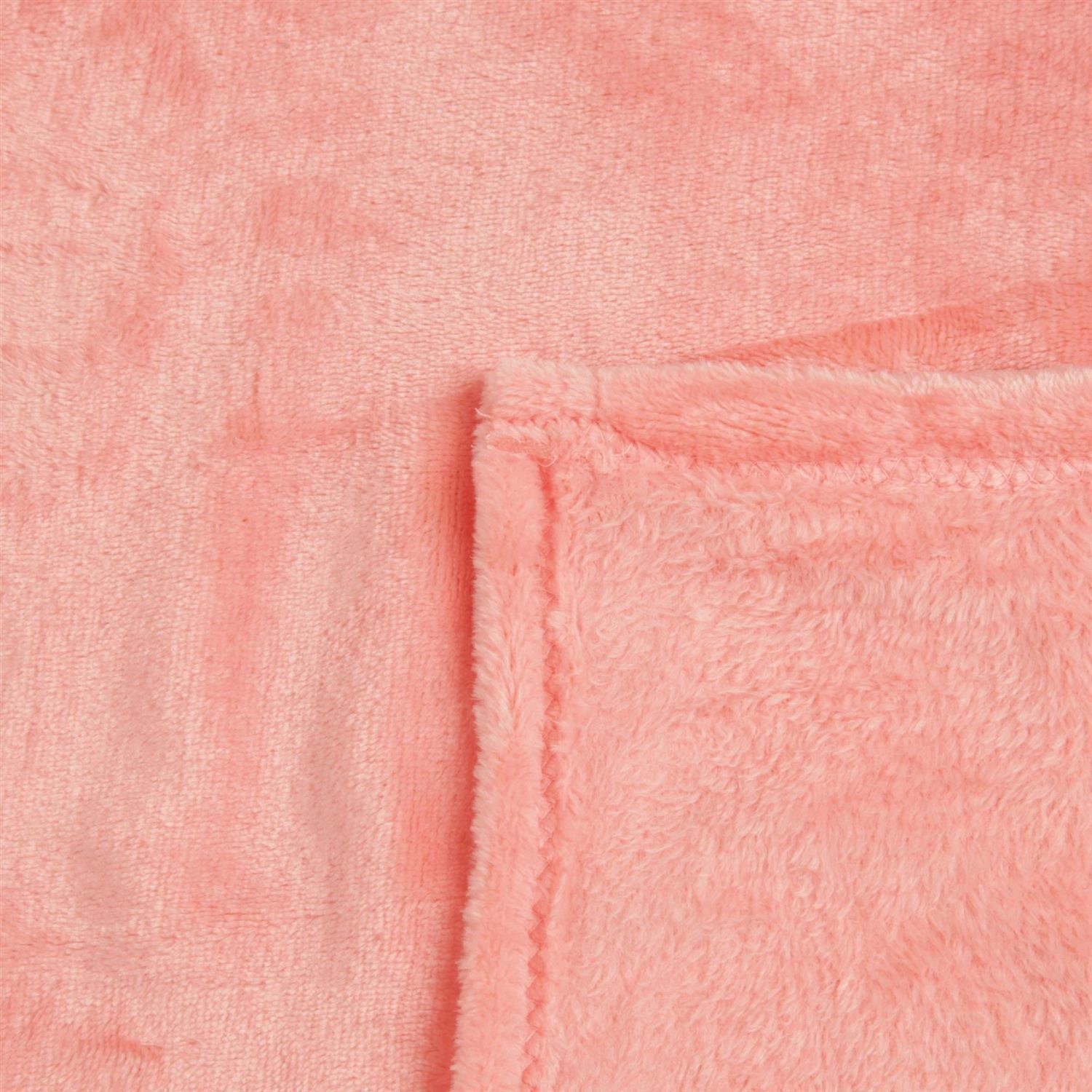 Nahaufnahme: Bestlivings Kuscheldecke Celina in Lachs, 70x100 cm. Weiche Textur, ideal als Sofa- oder Bettüberwurf.