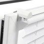 Detailaufnahme: Weißes Gardinia EasyFix Plissee mit Bedienschienen am Fenster.