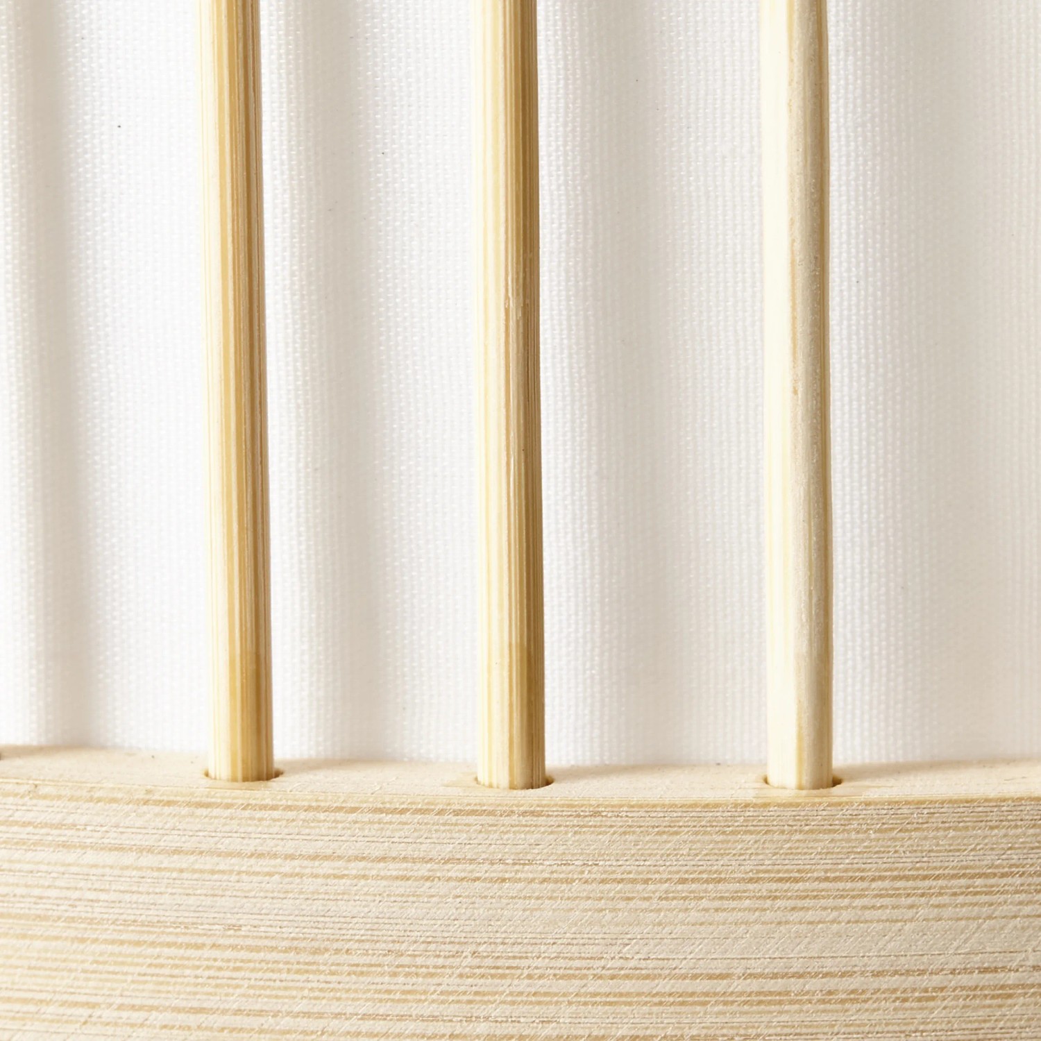 Detailaufnahme der Brilliant Nori Stehlampe aus Bambus und weißem Textil. Design-Stehleuchte für Wohnräume.