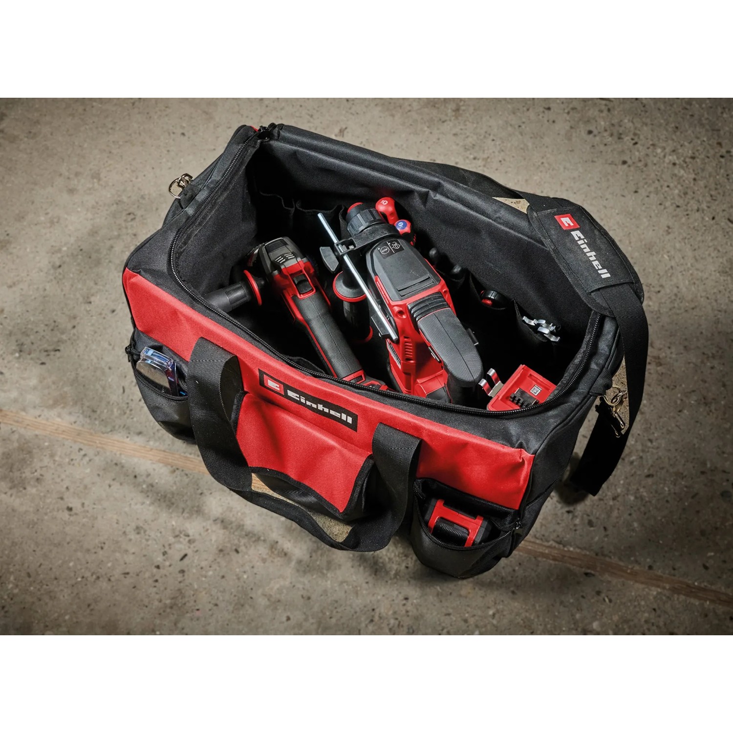 Offene Einhell Werkzeugtasche (56cm) in Rot-Schwarz, gefüllt mit Werkzeugen.