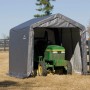 Graues Shelter Logic Metall-Gerätehaus (9 m²) mit Traktor. Ideal zur Geräteaufbewahrung.