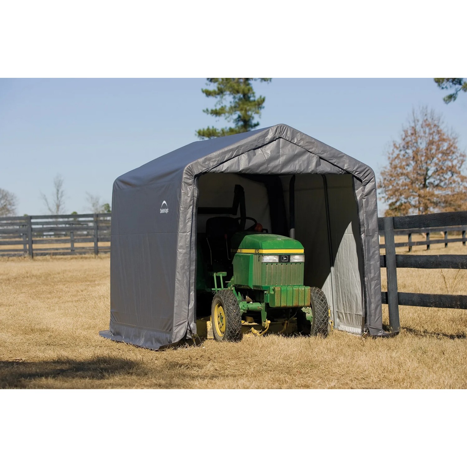 Graues Shelter Logic Metall-Gerätehaus (9 m²) mit Traktor. Ideal zur Geräteaufbewahrung.