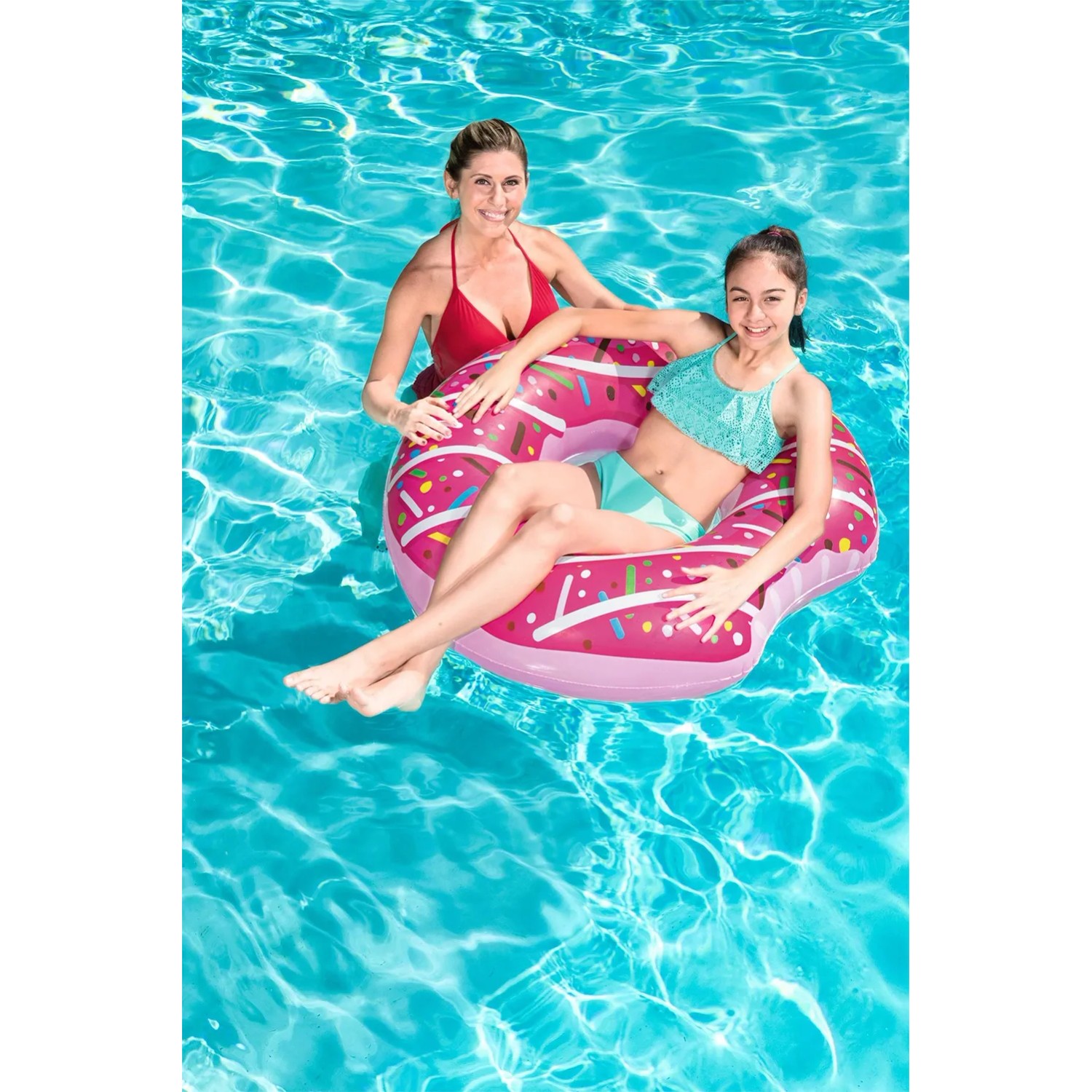 Bestway Schwimmring Donut, Ø 94 cm, mit zwei Personen im Pool. Badespaß im Sommer.
