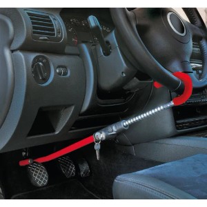 Basi Lenkrad-/Pedalsperre KFZ 100 im Einsatz: Rote Diebstahlsicherung für Auto mit Schlüsseln.