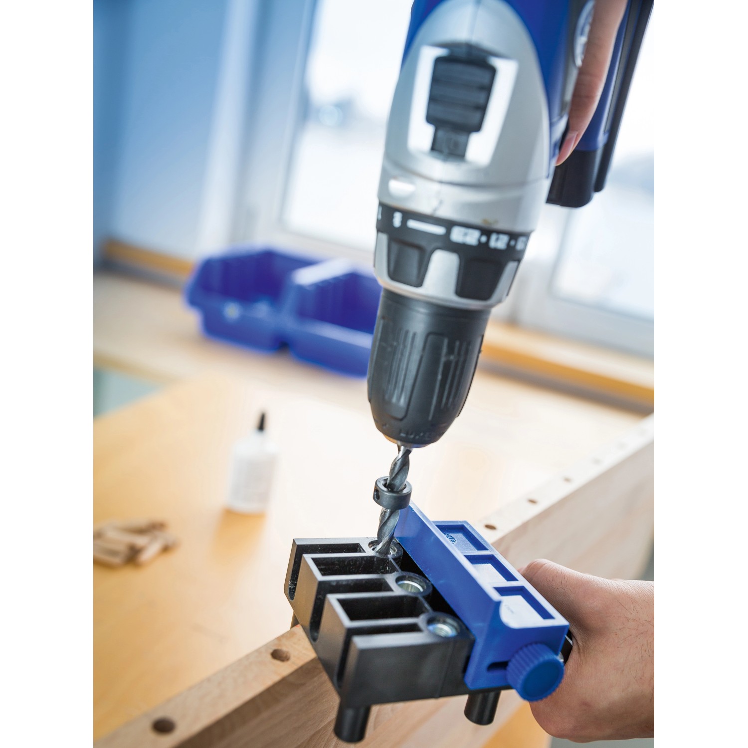 LUX Dübellehre Classic aus Kunststoff im Einsatz mit Bohrmaschine für präzise Dübelverbindungen.