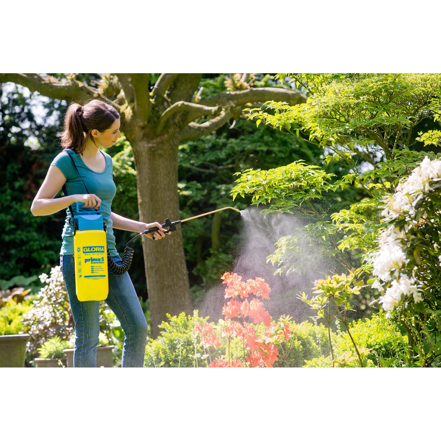 Frau nutzt Gloria Prima 5 Comfort Drucksprühgerät im Garten.
