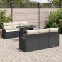 Schwarzes 7-teiliges Garten-Sofa-Set aus Poly Rattan mit Tisch und beigen Kissen.