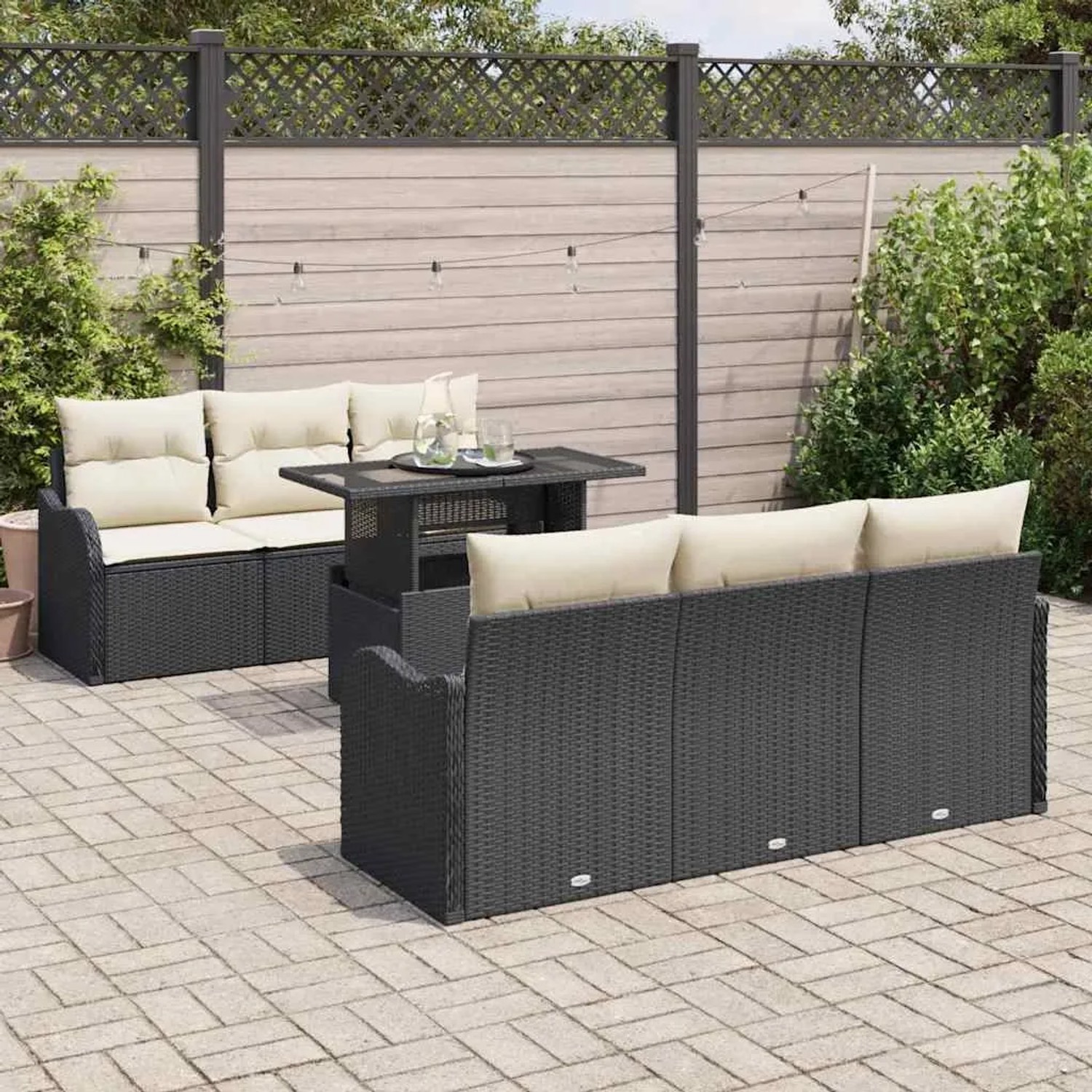 Schwarzes 7-teiliges Garten-Sofa-Set aus Poly Rattan mit Tisch und beigen Kissen.
