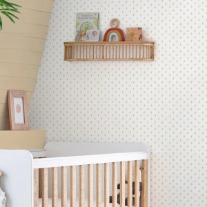 Laura Ashley Vliestapete Wood Violet Ockergelb im Kinderzimmer mit Babybett und Wandregal.