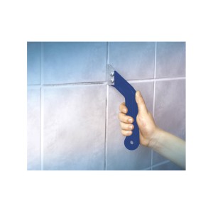Hand hält LUX Fugenreiniger Hartmetall Classic an Fliesen. Werkzeug zum Reinigen von Fliesenfugen.