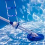 Weißer Gre Automatik-Poolreiniger für Einbau- und Aufstellbecken im klaren Poolwasser.