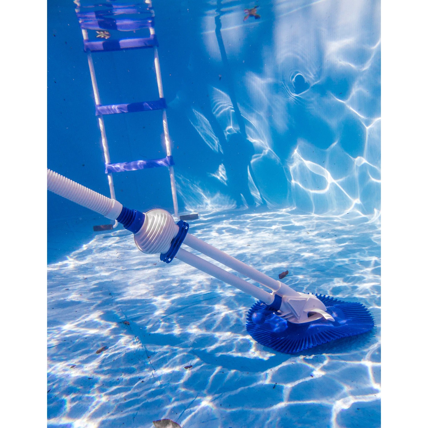 Weißer Gre Automatik-Poolreiniger für Einbau- und Aufstellbecken im klaren Poolwasser.