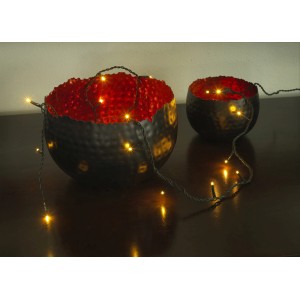 Konstsmide Micro LED Lichterkette mit 100 bernsteinfarbenen LEDs und grünem Kabel für den Innenbereich.