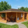 Imprägnierte 5-Eck Gartenlaube Maik-40 mit Anbau und Gartenmöbeln.