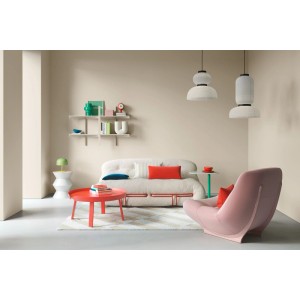 Modernes Wohnzimmer mit Wänden in Alpina Innenfarbe Pantone Birch Beige-Creme. Gemütliche Atmosphäre, stilvolle Einrichtung.