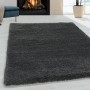 Grauer Ayyildiz Hochflorteppich Fluffy (80x250 cm) im Wohnzimmer mit Kamin.