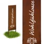 Rostbrauner Gartenstecker aus Eisen mit Schriftzug 'Wohlfühloase' und Lotusblume. Dekorative Figur für Beet & Garten.
