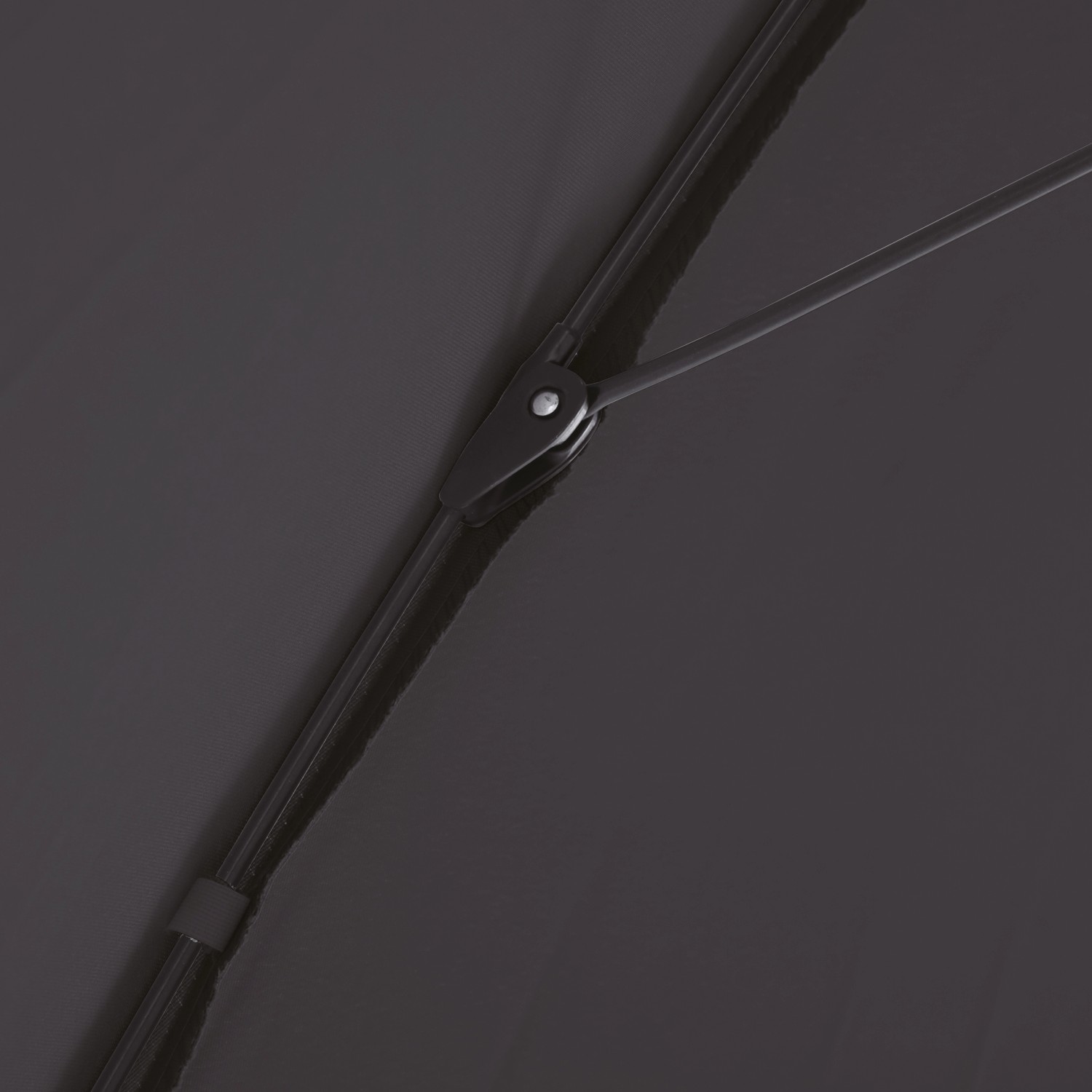 Detailaufnahme: Anthrazitfarbener Marktschirm (Ø 200 cm) mit Neigungsfunktion, Fokus auf Mechanik.