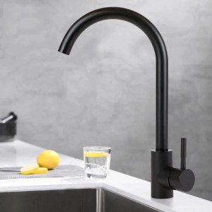 Schwarzer NETTLIFE Küchenwasserhahn mit hohem, 360° drehbarem Auslauf und Einhebelmischer an Spüle.