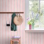 ESTAhome Vliestapete mit rosa-weißem Streifenmuster an einer Wand. Ideal für Kinderzimmer und dekorative Akzente.