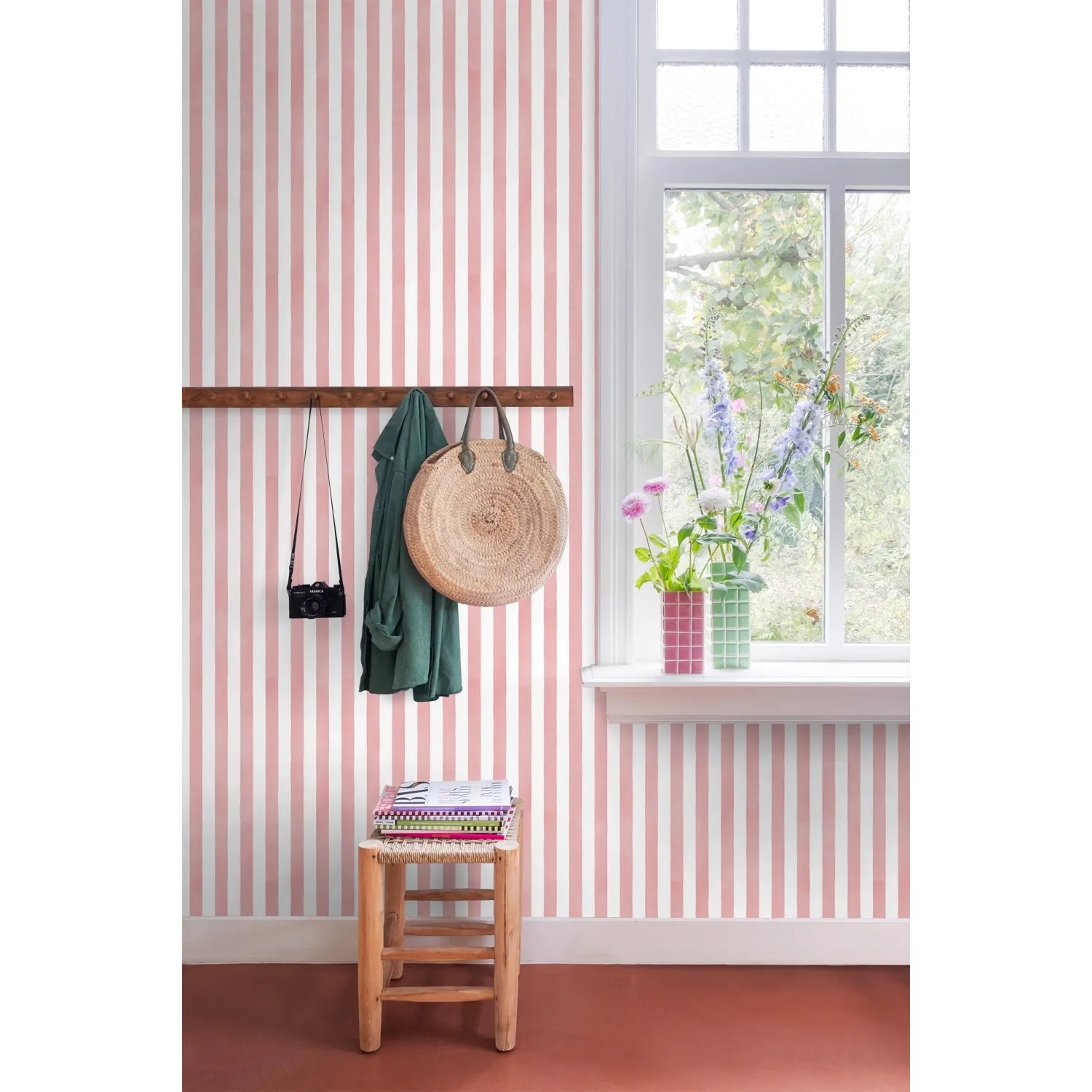 ESTAhome Vliestapete mit rosa-weißem Streifenmuster an einer Wand. Ideal für Kinderzimmer und dekorative Akzente.