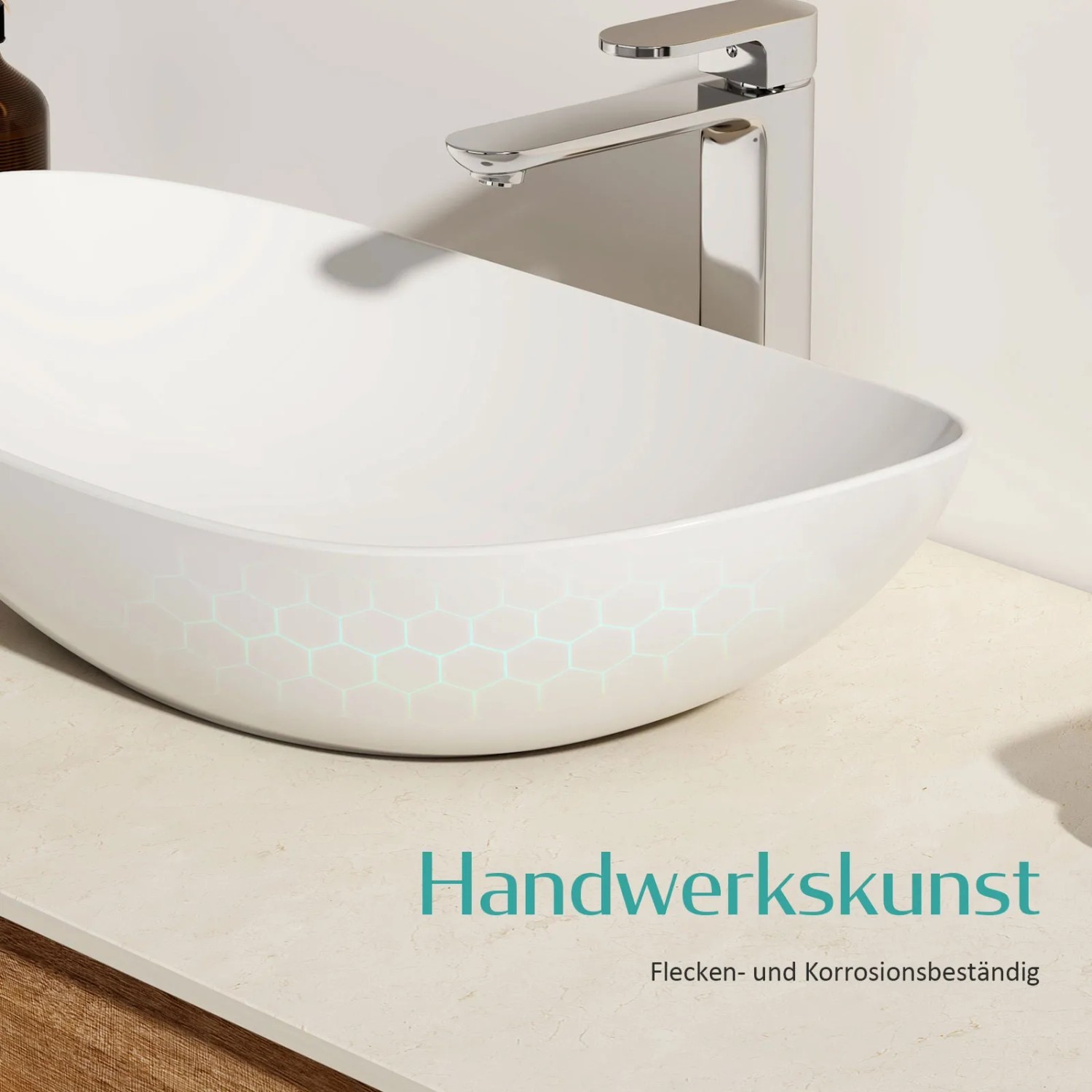 Ovales, weißes Emke Handwaschbecken aus Keramik als Aufsatzwaschbecken mit Armatur.