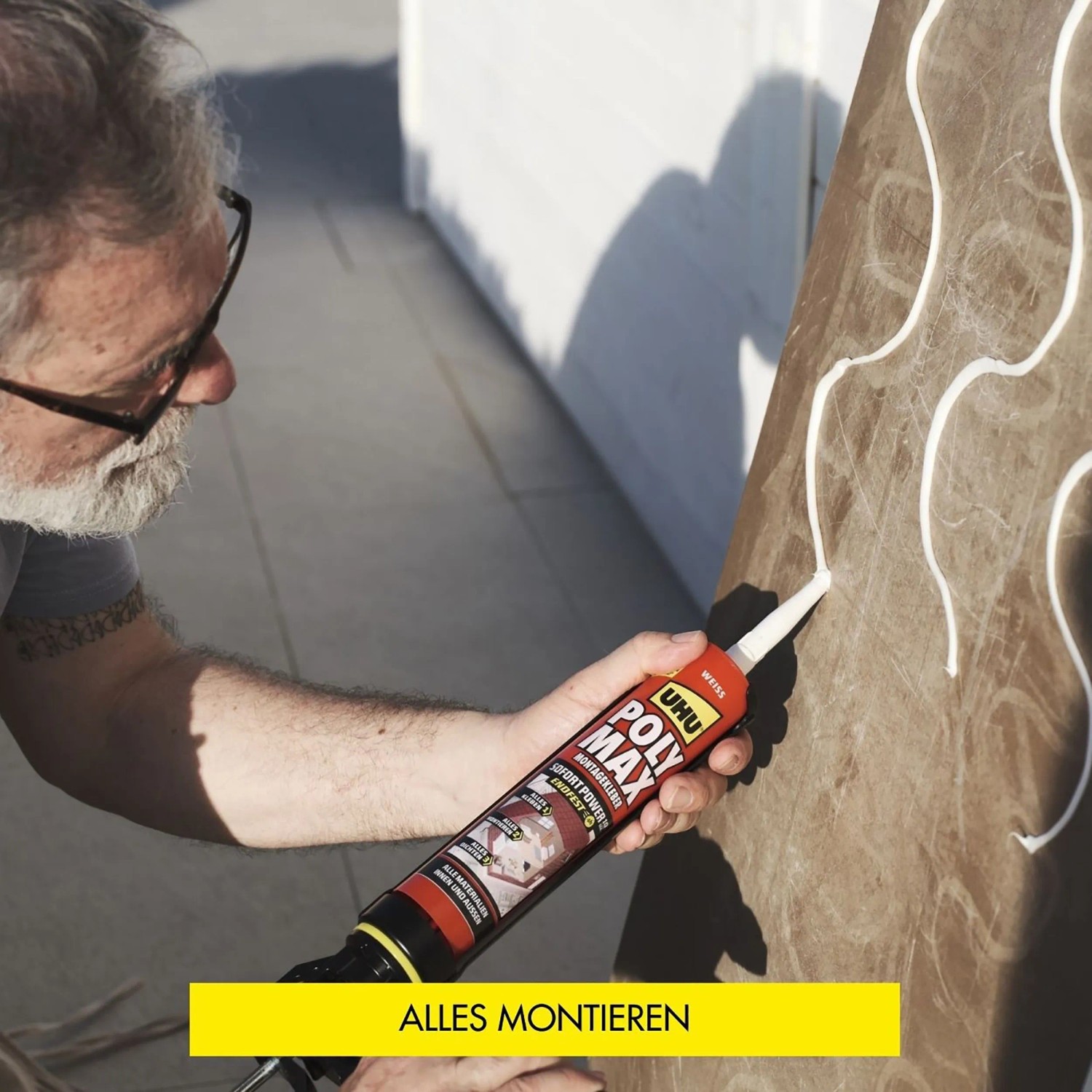 Anwendung von transparentem UHU Poly Max Montagekleber zum Befestigen von Objekten.