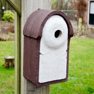 CJ Nistkasten aus Holzbeton, 24,1x42,7x25,9 cm, mit Aufhängebügel, braun/weiß.