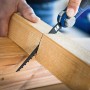 LUX Handsäbelsäge (150 mm) im Einsatz beim Sägen von Holz.