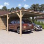 Doppelcarport Ralf mit Geräteraum aus Holz, naturbelassen, mit zwei parkenden Autos.