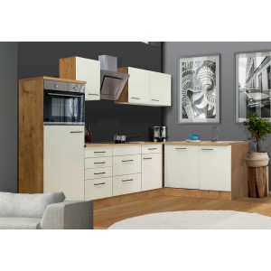 Helle Winkelküche in Magnolia- und Lancelot Oak-Optik mit E-Geräten und viel Stauraum.