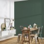 Wohnraum mit grüner Vliestapete Trendwall 2 Uni. Dekorative, grüne Tapete für ein modernes Ambiente.
