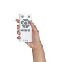 Fernbedienung für FARO Deckenventilator Islot, weiße Fernbedienung in Hand gehalten.