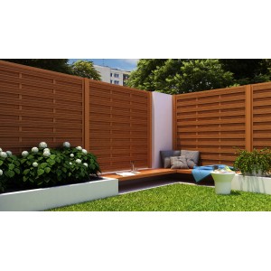 Sichtschutzzaun Classic, 180x180 cm, Pinie, im Garten mit Sitzbereich.