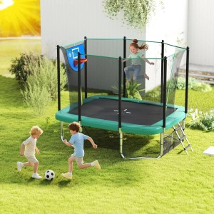 Grünes rechteckiges Gartentrampolin mit Basketballkorb, Sicherheitsnetz und Leiter. Kinder spielen im Garten.