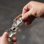 Detailaufnahme: Hände wechseln Klinge am Fiskars Universalmesser CarbonMax™.