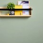 Matt grüne Uni-Tapete von PROFHOME an Wand mit Holzregal und Deko.